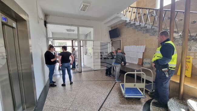 Отпечатани нови хартиени бюлетини в тираж от 160 000 броя са доставени в областната администрация в Шумен