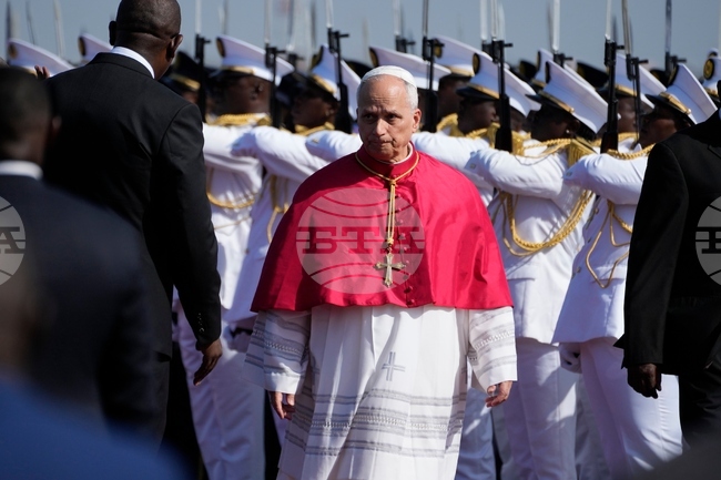 Папа Лъв Четиринадесети изрази съжаление, че изявленията му, отправени на обиколката му в Африка, се тълкуват като дебат с Тръмп