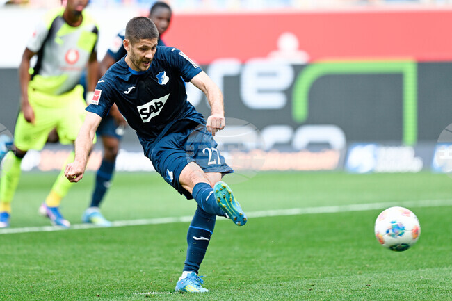 Байерн (Мюнхен) докосва шампионската титла в Германия, след като Борусия (Дортмунд) загуби при гостуването си в Хофенхайм