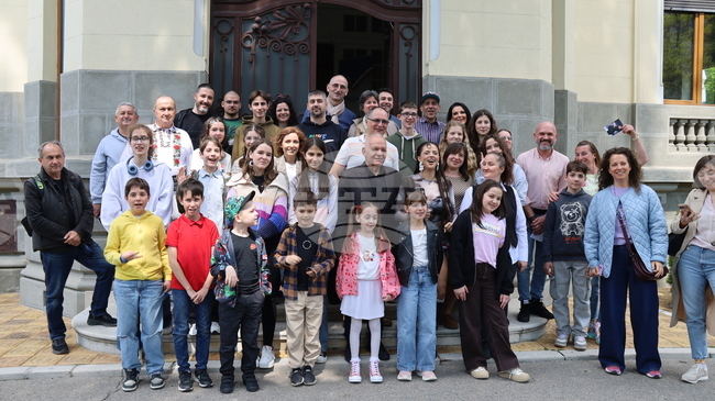 DARA гостува в Посолството на България в Букурещ; тя научи наши сънародници в Румъния на основните танцови стъпки от „Bangaranga“