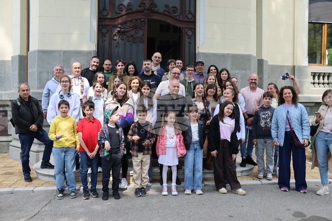 DARA гостува в Посолството на България в Букурещ; тя научи наши сънародници в Румъния на основните танцови стъпки от „Bangaranga“