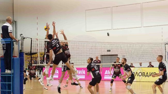 Нефтохимик 2010 ще спори за титлата в мъжкото волейболно първенство, след като победи Локомотив Авиа в решителния пети мач от полуфиналите