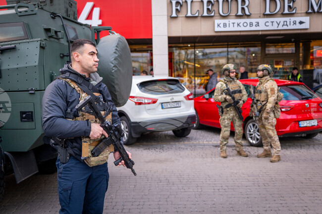 Осем души, сред които и дете, все още са хоспитализирани след вчерашната стрелба в Киев, съобщи кметът на града