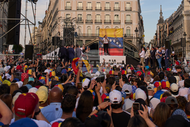 Лидерката на венецуелската опозиция говори пред няколко хиляди души в Мадрид