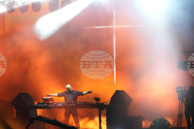 В столицата на Аржентина се състоя концерт в памет на папа Франциск с участието на свещеник диджей 