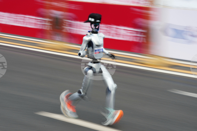 APTOPIX China Robot Marathon