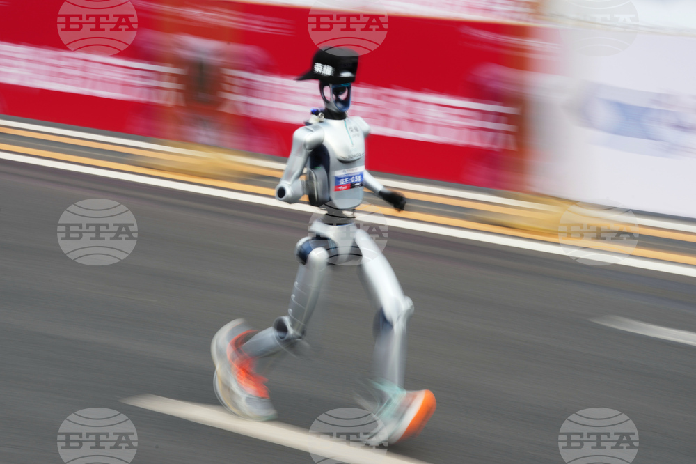 APTOPIX China Robot Marathon