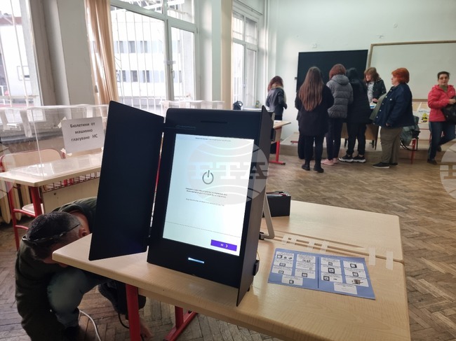 Проблеми с машините са установени в 30 на сто от секциите в Ямболско, в три от тях е преминато изцяло към хартиен вот, съобщиха от РИК