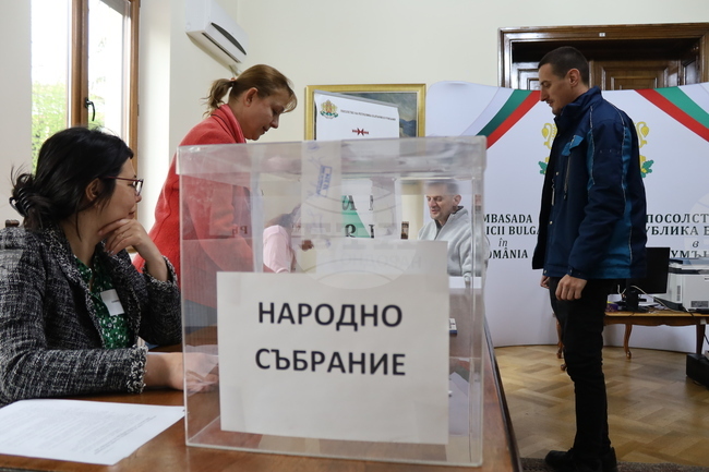 Първите българи в Румъния вече гласуваха в единствената избирателна секция в посолството ни в Букурещ