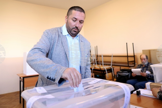 Siyanie Leader Popov Votes for "Pure and Sacred Cause"