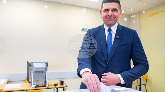 Гласувах, за да се освободи най-накрая България от корупционния модел и да затвърди европейската си посока, каза Ивайло Мирчев