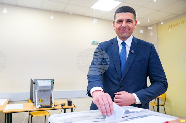 Гласувах, за да се освободи най-накрая България от корупционния модел и да затвърди европейската си посока, каза Ивайло Мирчев