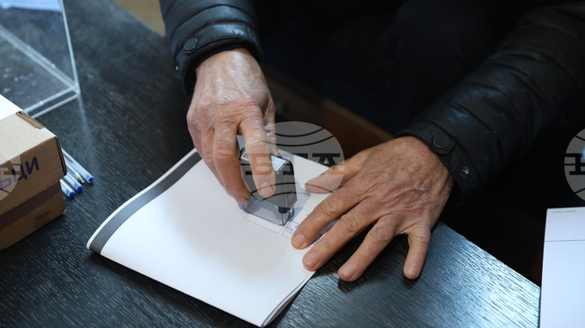 Общо осем жалби и сигнали са постъпили до Районната избирателна комисия в Благоевград, съобщиха от комисията