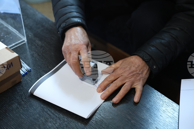 Общо осем жалби и сигнали са постъпили до Районната избирателна комисия в Благоевград, съобщиха от комисията