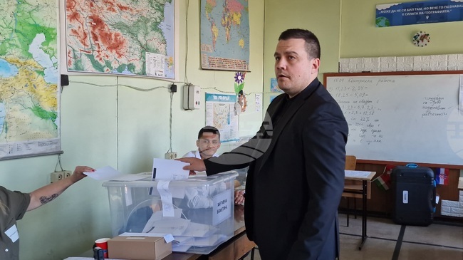 Гласувам в името на опазването на традиционното българско семейство, каза зам.-председателят на ИТН Станислав Балабанов