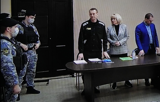 Руската полиция задържа за кратко адвокати на Алексей Навални след произнасяне на присъдата му по дело за измама