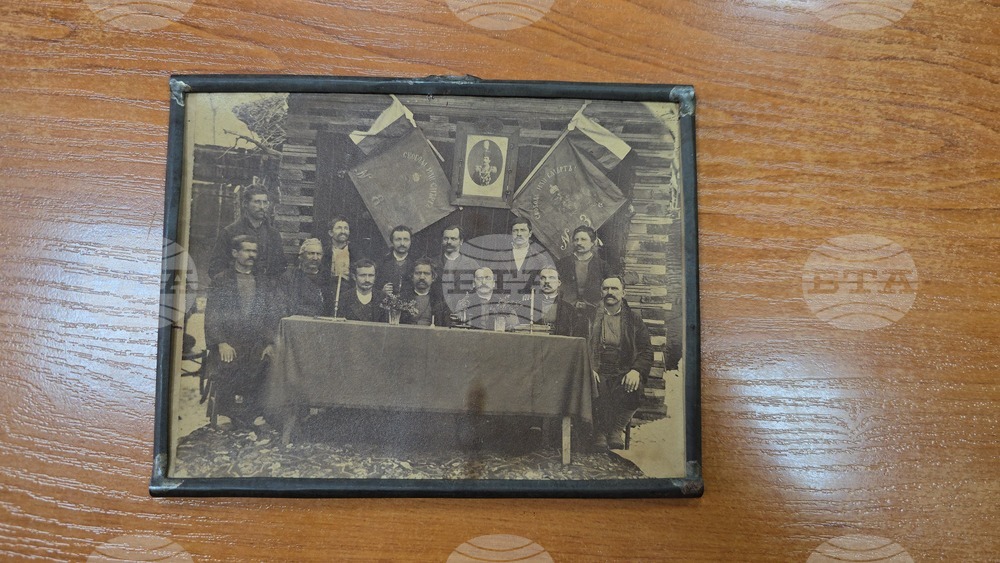 Тетевен - Априлско въстание - музей - знамена