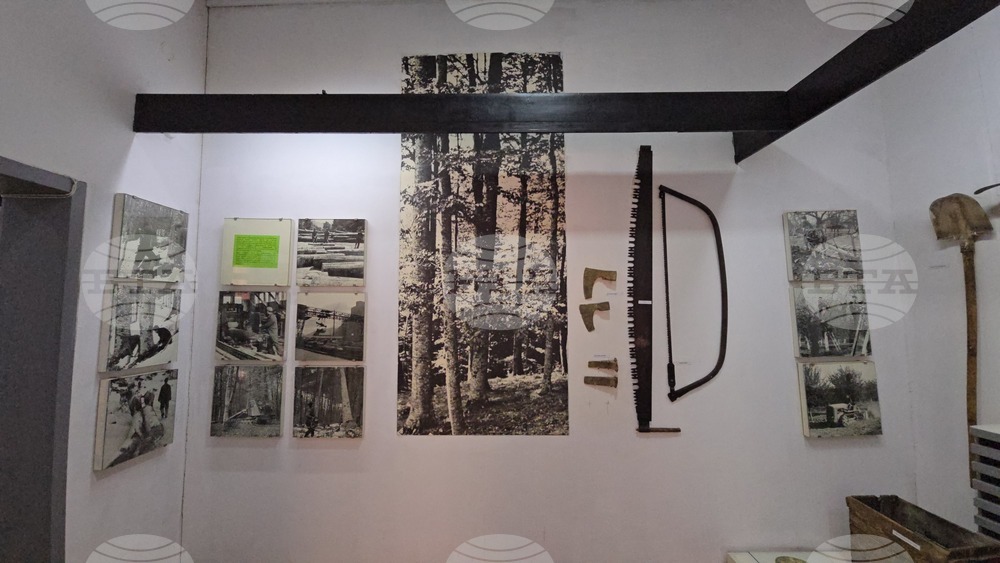 Тетевен - Априлско въстание - музей - знамена