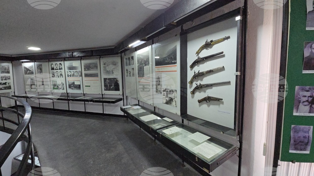 Тетевен - Априлско въстание - музей - знамена
