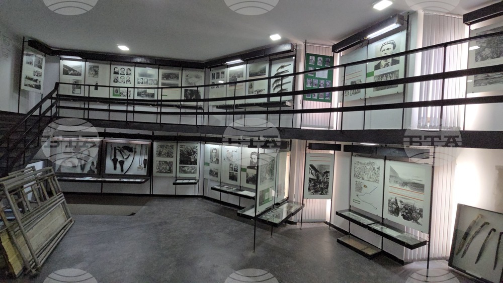 Тетевен - Априлско въстание - музей - знамена