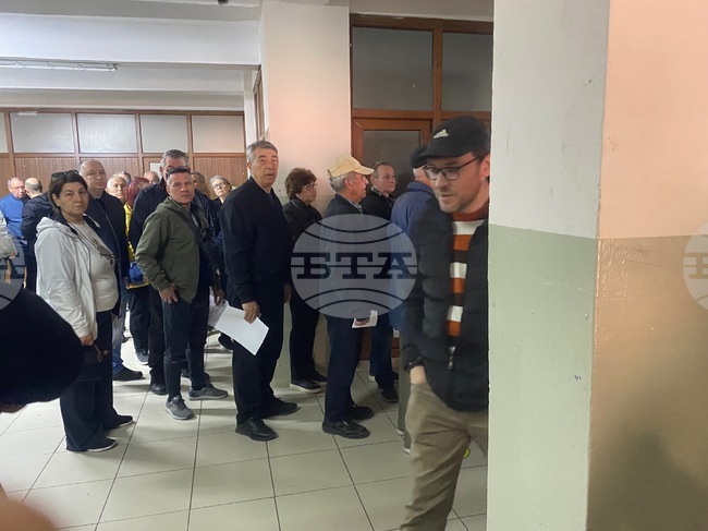 С дълги опашки пред секциите започна гласуването в Истанбул; автобуси превозват желаещи да гласуват към други райони в зависимост от натовареността