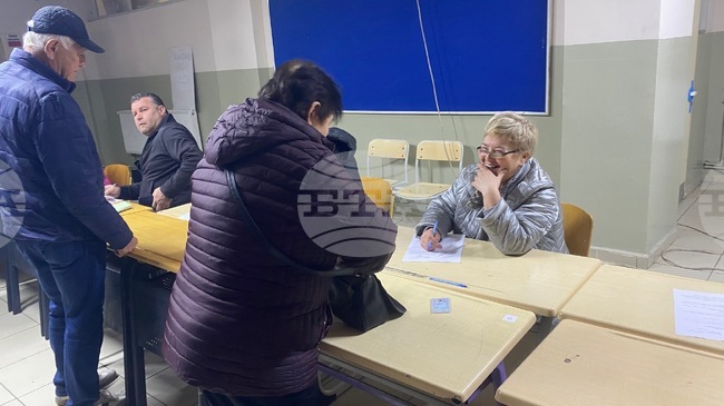 До 14 ч. в района на Бурса, където са разкрити седем секции, са гласували близо 5 хиляди души, сочат неофициални данни на изселнически организации