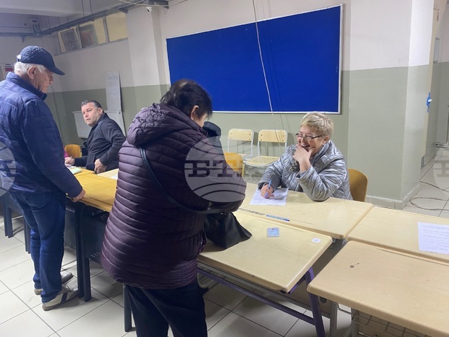 До 14 ч. в района на Бурса, където са разкрити седем секции, са гласували близо 5 хиляди души, сочат неофициални данни на изселнически организации