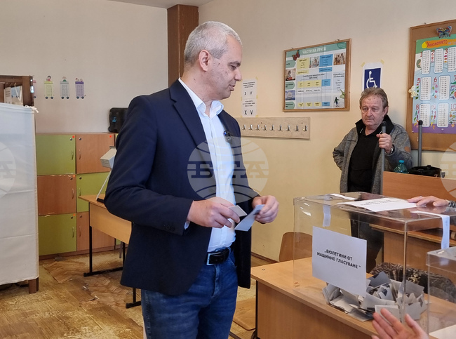 Vazrazhdane Leader Kostadinov Says It Is Best When More People Vote