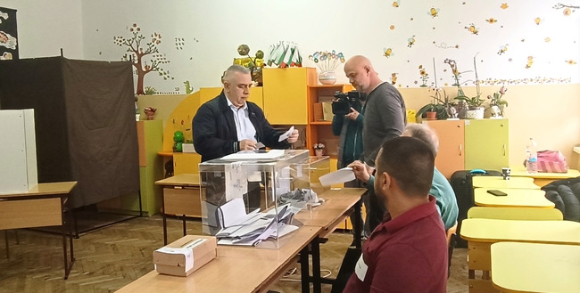 Кметът Стефан Радев: Гласувах за отговорно управление на България