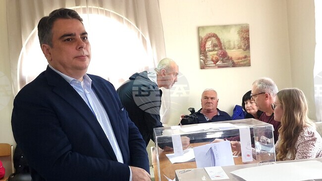 Българските граждани излязоха, гласуваха и оставиха ГЕРБ и ДПС в миналото, от тук нататък ни чака много работа, каза Асен Василев от ПП-ДБ