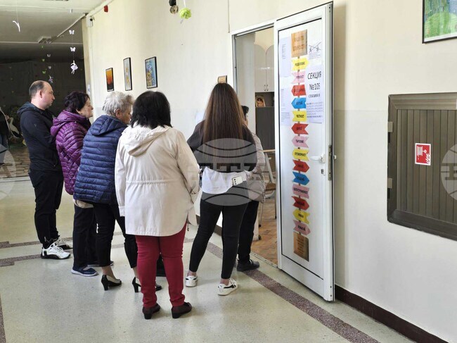 Избирателната активност към 16:00 часа в област Добрич е 30,32 процента, съобщиха от РИК