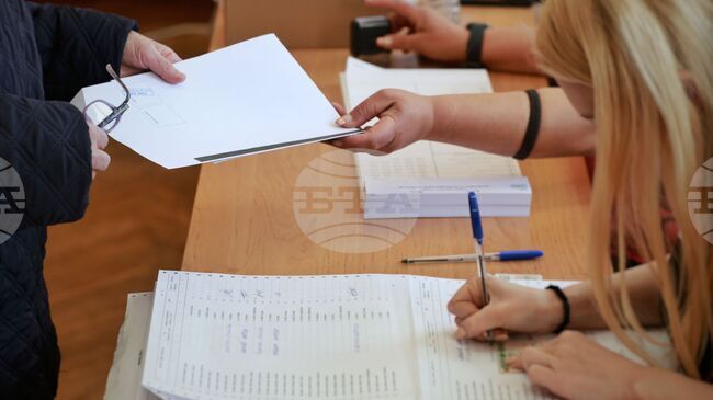 Избирателната активност към 14:00 часа е 26,9% по данни от екзит пол на социологическа агенция „Алфа Рисърч“