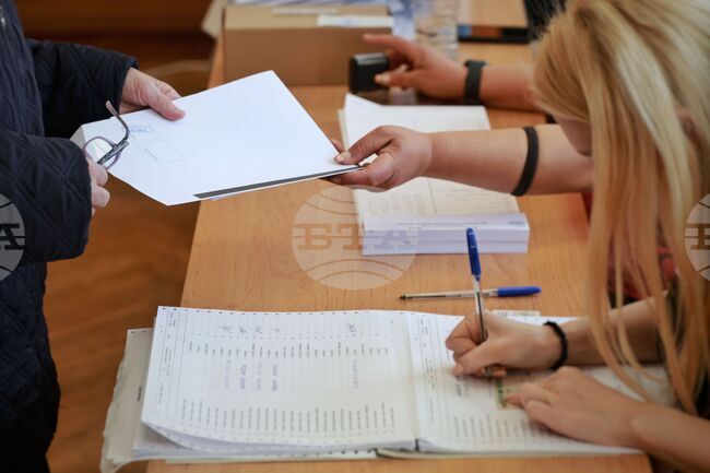 Избирателната активност към 14:00 часа е 26,9% по данни от екзит пол на социологическа агенция „Алфа Рисърч“