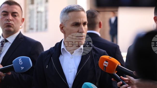 Гласувах за страна, в която в парламента се влиза с идеи и политики, а не с пачки в пояса, каза служебният премиер Андрей Гюров