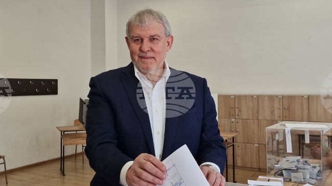 Гласувам за добруването на българския народ, за по-високи доходи и за по-високи пенсии, каза в Монтана лидерът на СДС Румен Христов