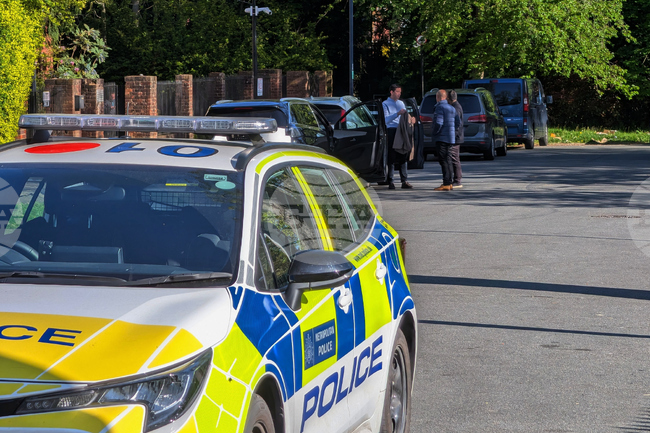 Британската полиция заяви, че е задържала двама души по подозрение, че са се опитали да подпалят синагога в Северен Лондон