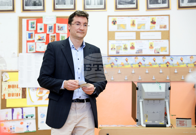 Гласувах за по-справедлива България, в която никой не е над закона, уверен съм в добрия резултат, заяви Крум Зарков