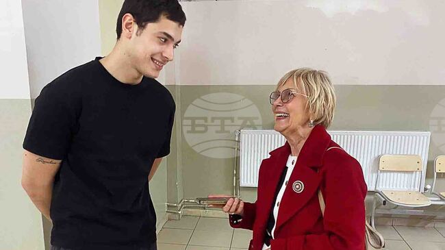 Популярният млад изпълнител от турските сериали с корени от България Берк Йозгюр гласува в Авджълар, Истанбул