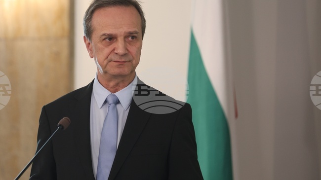 Наблюдаваме изключително висока избирателна активност извън страната, каза зам.-министърът на външните работи Ради Найденов 