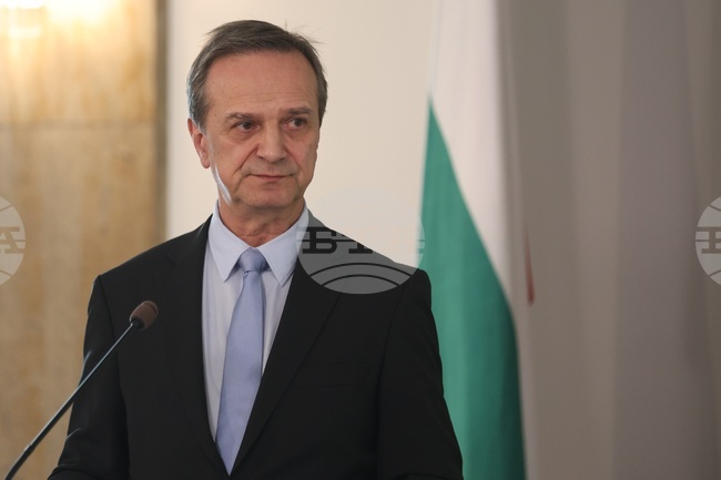 Наблюдаваме изключително висока избирателна активност извън страната, каза зам.-министърът на външните работи Ради Найденов 