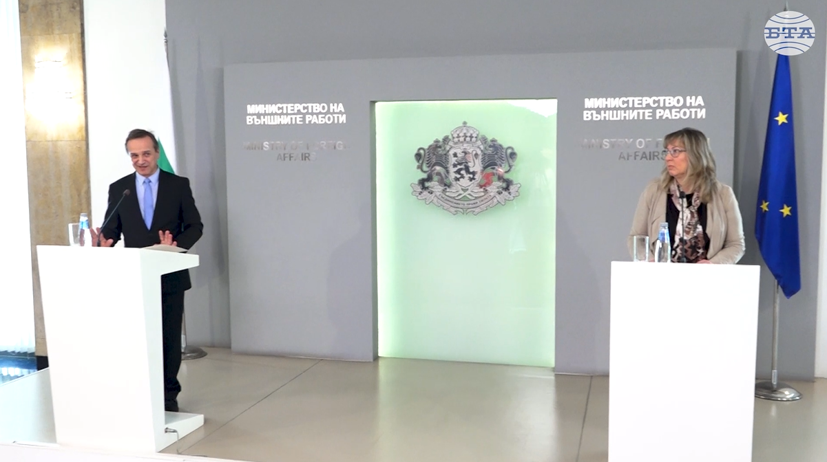 Наблюдаваме изключително висока избирателна активност извън страната, каза зам.-министърът на външните работи Ради Найденов