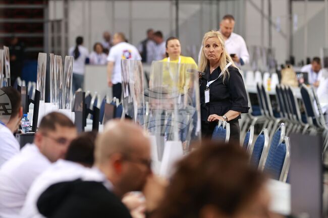 Започна приемането на протоколите на секционните избирателни комисии в зала „Арена 8888“ в София