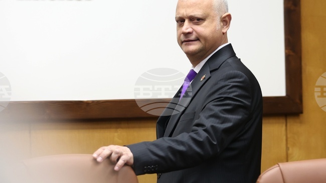 МВР постигна силно ограничаване на купения вот, успяхме да убедим хората, че има смисъл да се гласува, заяви служебният министър Емил Дечев