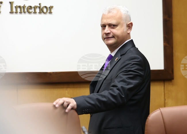 МВР постигна силно ограничаване на купения вот, успяхме да убедим хората, че има смисъл да се гласува, заяви служебният министър Емил Дечев