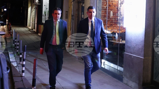 Схеми като "Магазини за хората" са визитната картичка и касичка на модела "Пеевски-Борисов", заявиха в позиция от "Да, България"