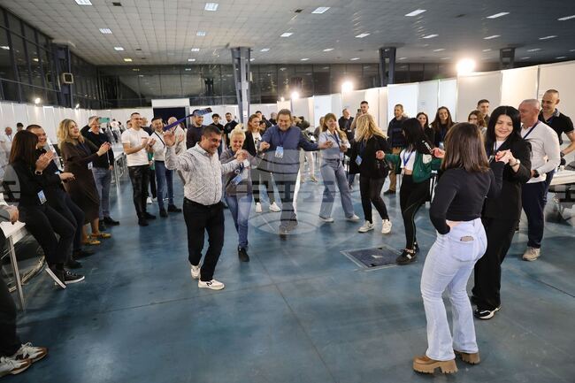 С хоро, под съпровод на гайда и акордеон, в РИК - Пловдив-област започна приемането на протоколи от секционните комисии