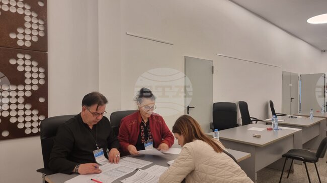 Първите членове на СИК пристигнаха за предаване на протоколите и изборните книжа в Районната избирателна комисия в Стара Загора