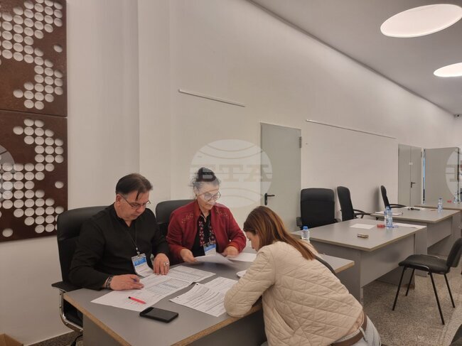 Първите членове на СИК пристигнаха за предаване на протоколите и изборните книжа в Районната избирателна комисия в Стара Загора