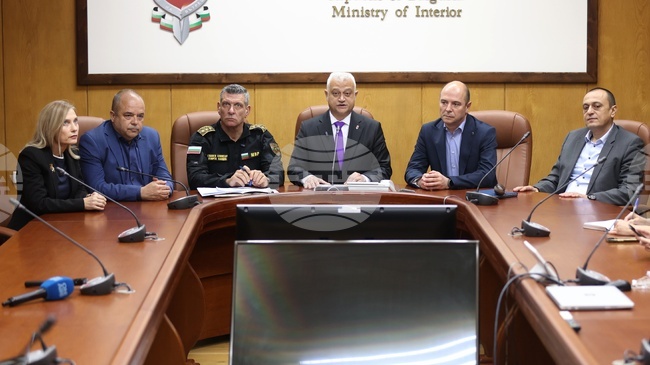 В МВР са постъпили 2974 сигнала за изборни нарушения, каза министър Емил Дечев и обяви за кои партии и коалиции има най-много сигнали