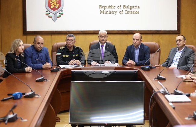 В МВР са постъпили 2974 сигнала за изборни нарушения, каза министър Емил Дечев и обяви за кои партии и коалиции има най-много сигнали